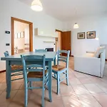Cozy Two-room Flat In アパート *