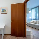 Cozy Two-room Flat In アパート *