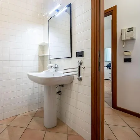 Cozy Two-room Flat In Apartment Vicenza