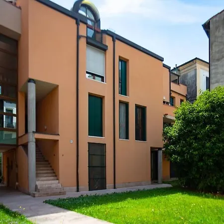 Cozy Two-room Flat In Apartment Vicenza